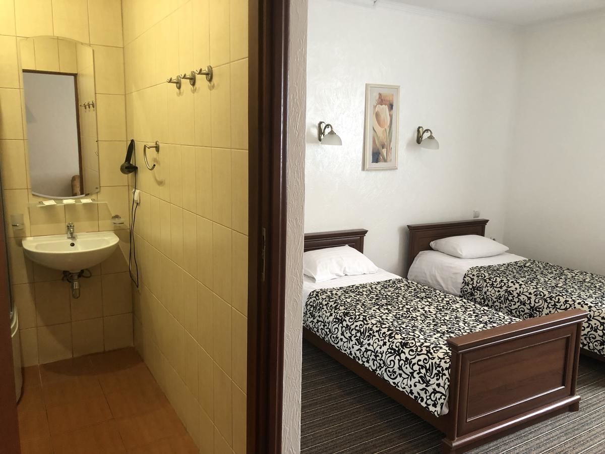 Отель Hotel Sobieski Жолква-16